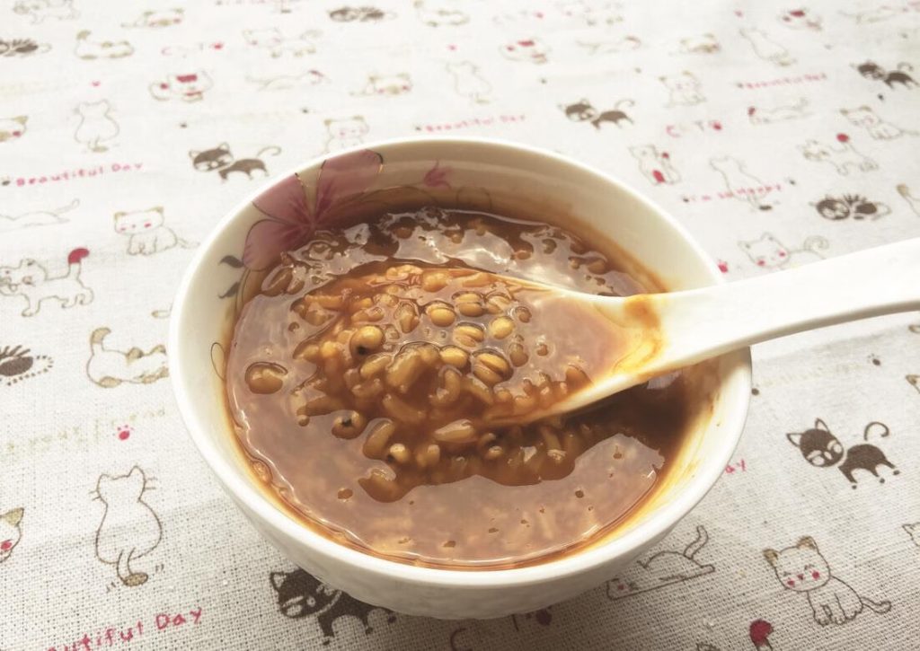 Ginger mugwort and coix seed porridge