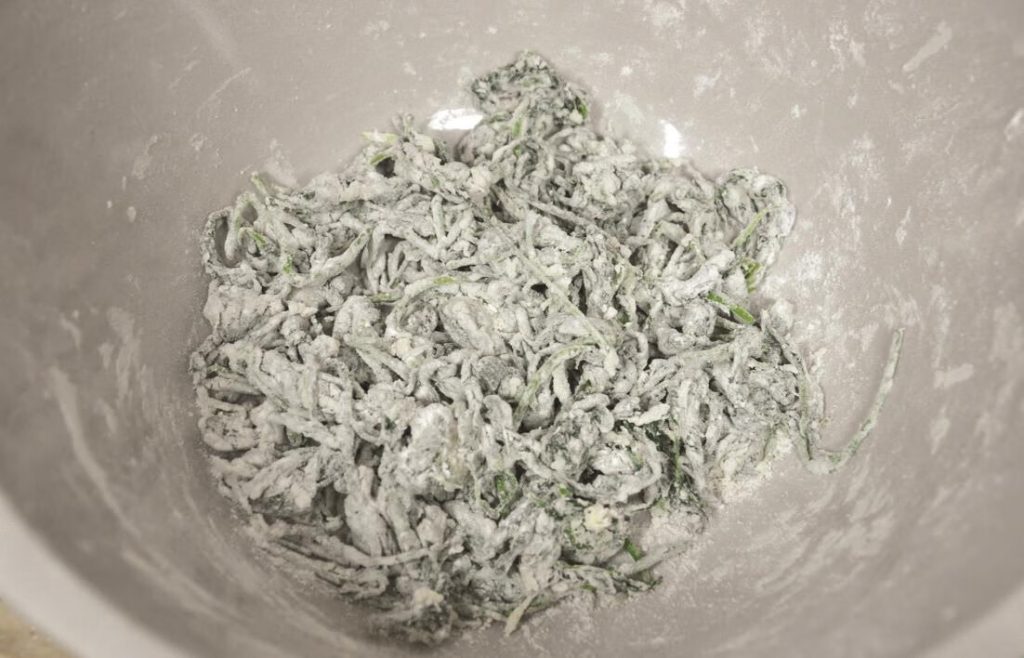 Mix wormwood with flour