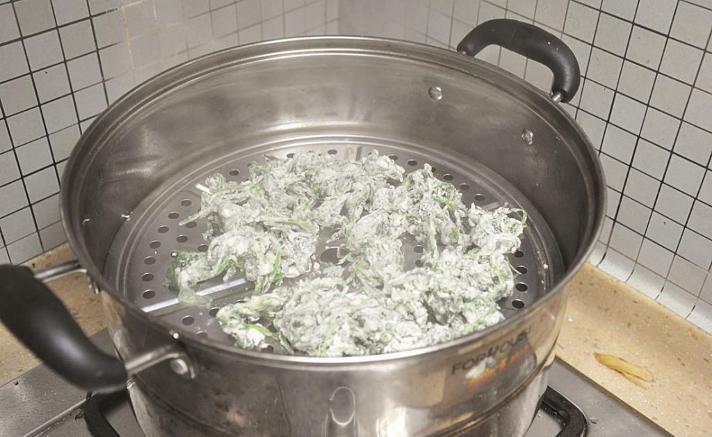 Steam wormwood and flour for 30 minutes