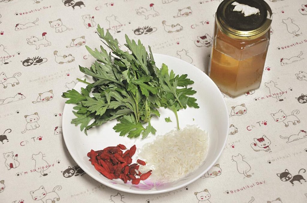 Ingredients for wolfberry and mugwort porridge