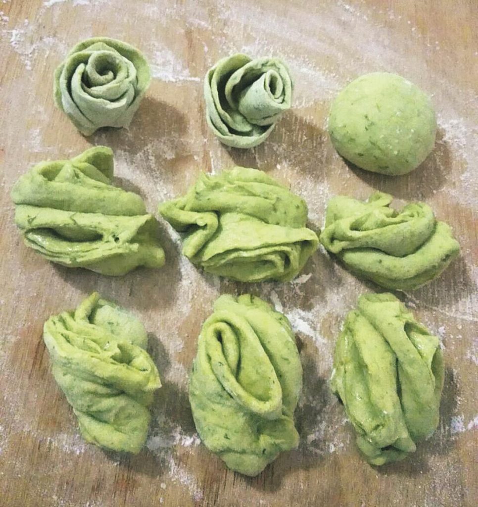 Make wormwood flower rolls