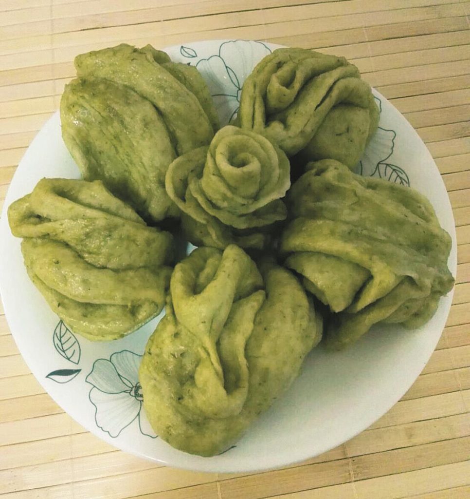Make wormwood into the shape of a flower roll