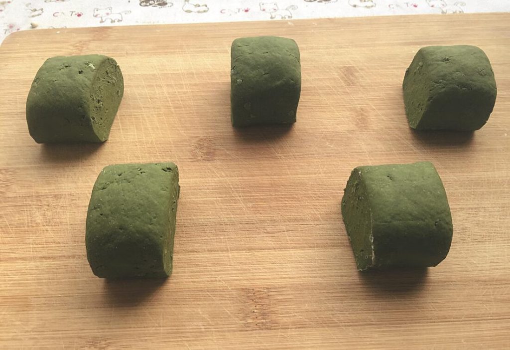 Making wormwood steamed buns