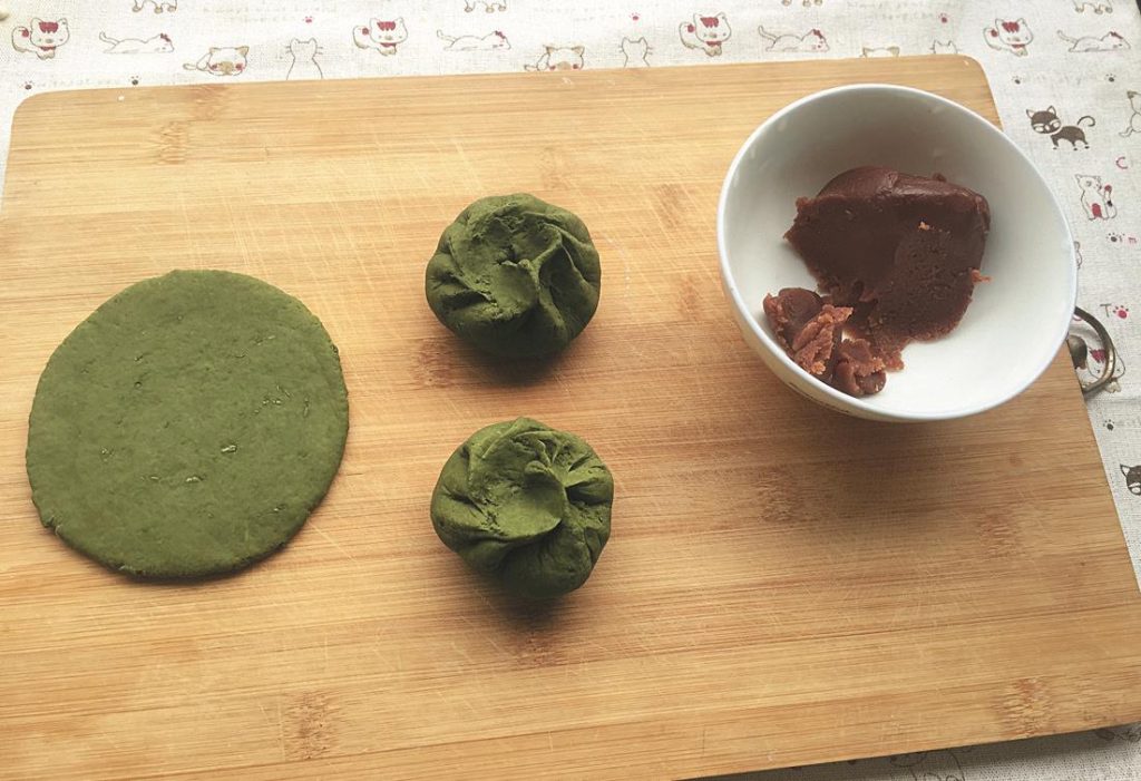 Wormwood bean paste buns