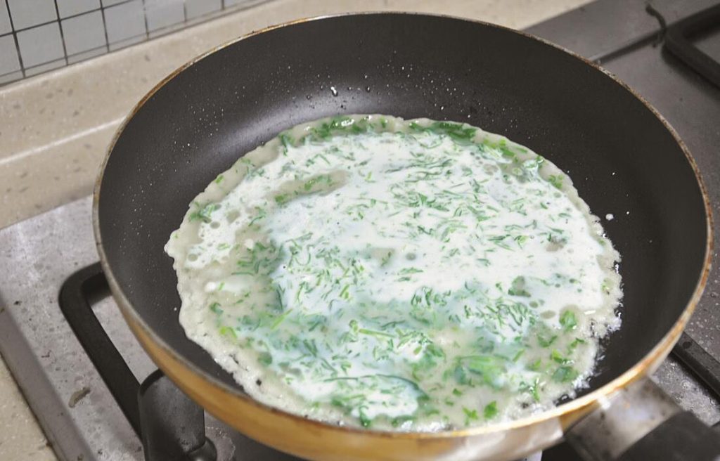 The process of making mugwort pancakes