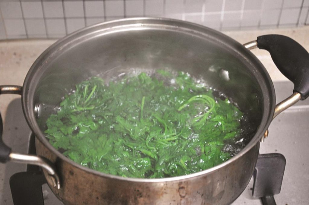 Boil mugwort in boiling water